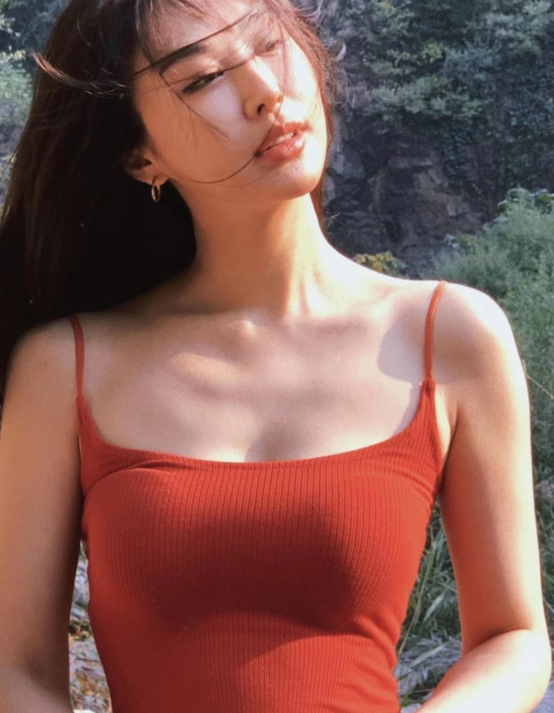 李菲儿晒生日随拍 穿红色吊带衫游走山间