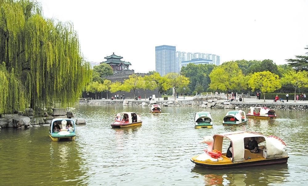 图为丛台公园游船受到游客青睐.邯郸新闻传媒中心记者 李啸 摄