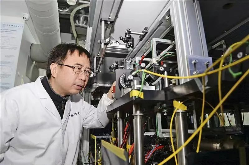 量子卫星首席科学家潘建伟院士在中国科大量子存储实验室中了解科研情况（摄于2017年4月）（图