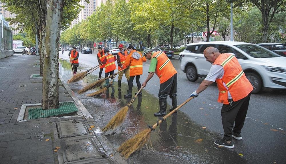 10月2日,环卫工人正在清扫街道.邯郸新闻传媒中心记者李啸摄