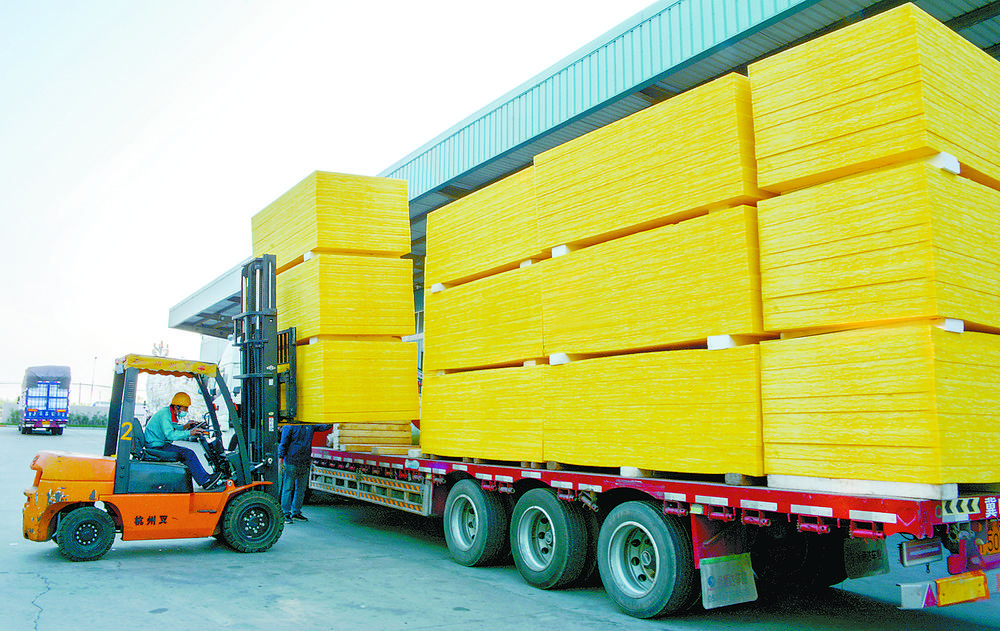 华美集团玻璃棉产品正在装车.本报记者 杨雅淇 本报通讯员 邓建民 摄