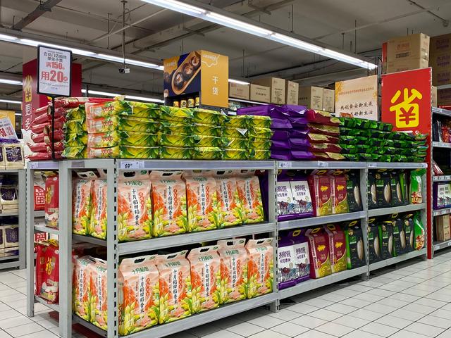 连锁超市和电商企业加大直采备货，各类商品库存充足。受访者供图