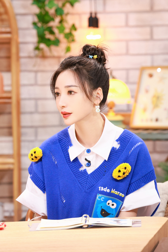 柳岩发布相遇的夏天造型写真扎丸子头超级减龄