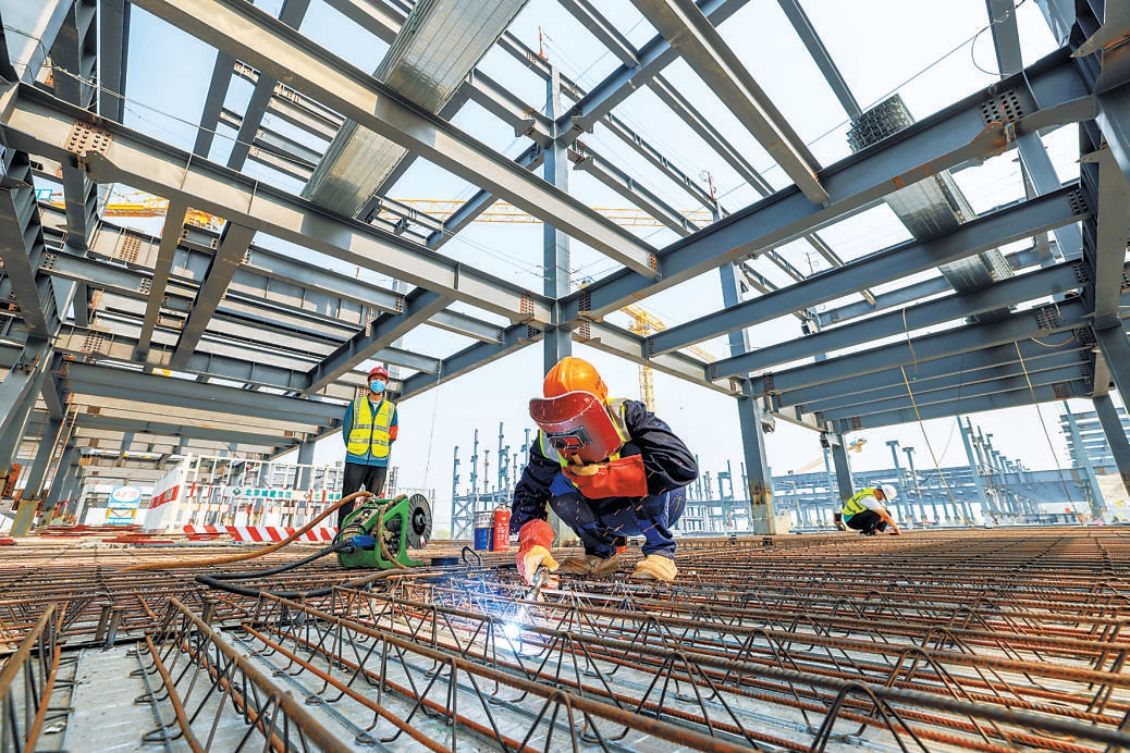 海淀区北部医疗中心工程建设持续推进,工人们在钢结构上进行电焊施工