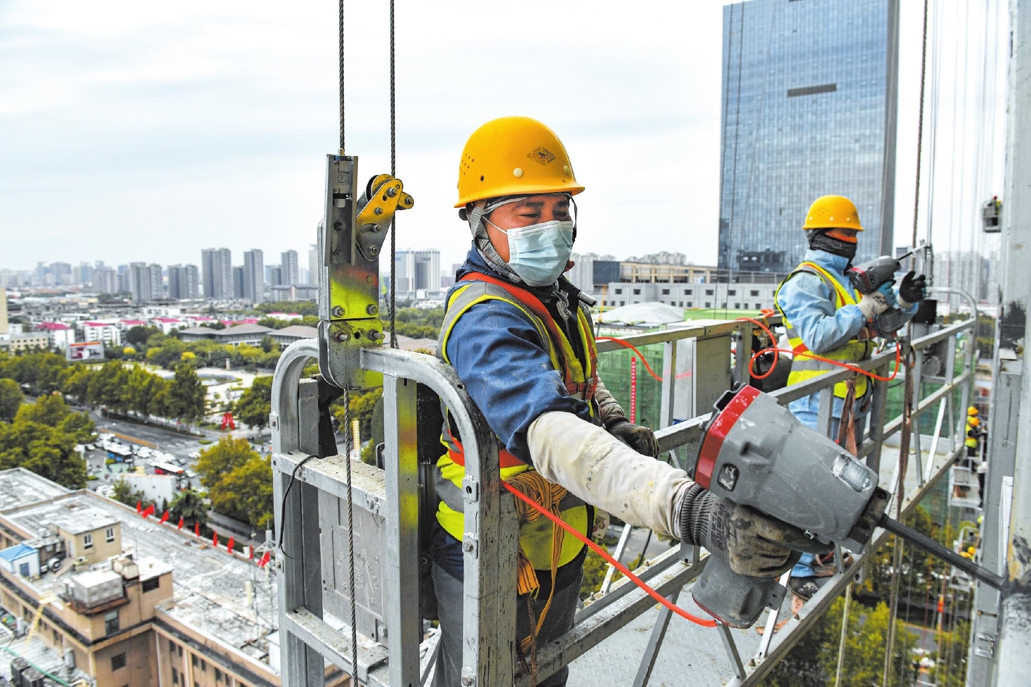 国庆假期,建设者们坚守岗位,奋战在施工一线.