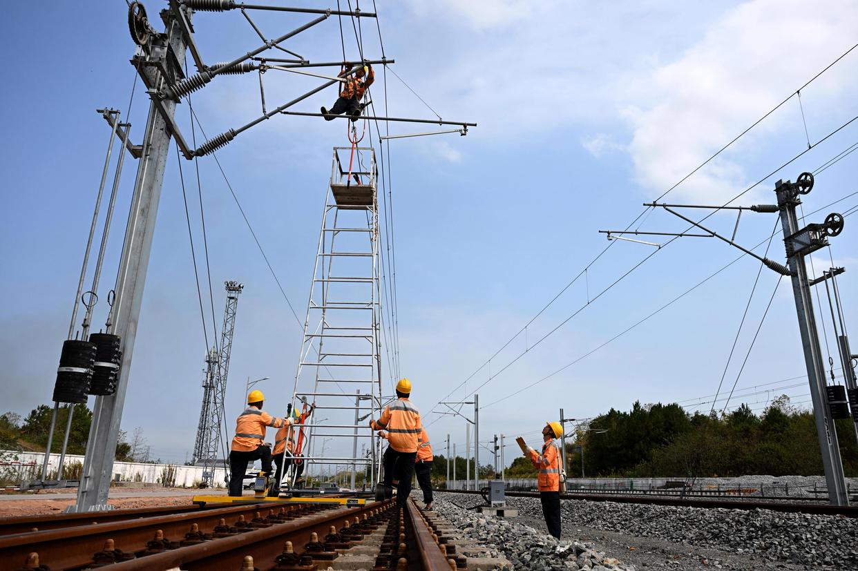 10月4日,在位于安徽黄山的杭昌高速铁路黄山北存车场,接触网工在检修