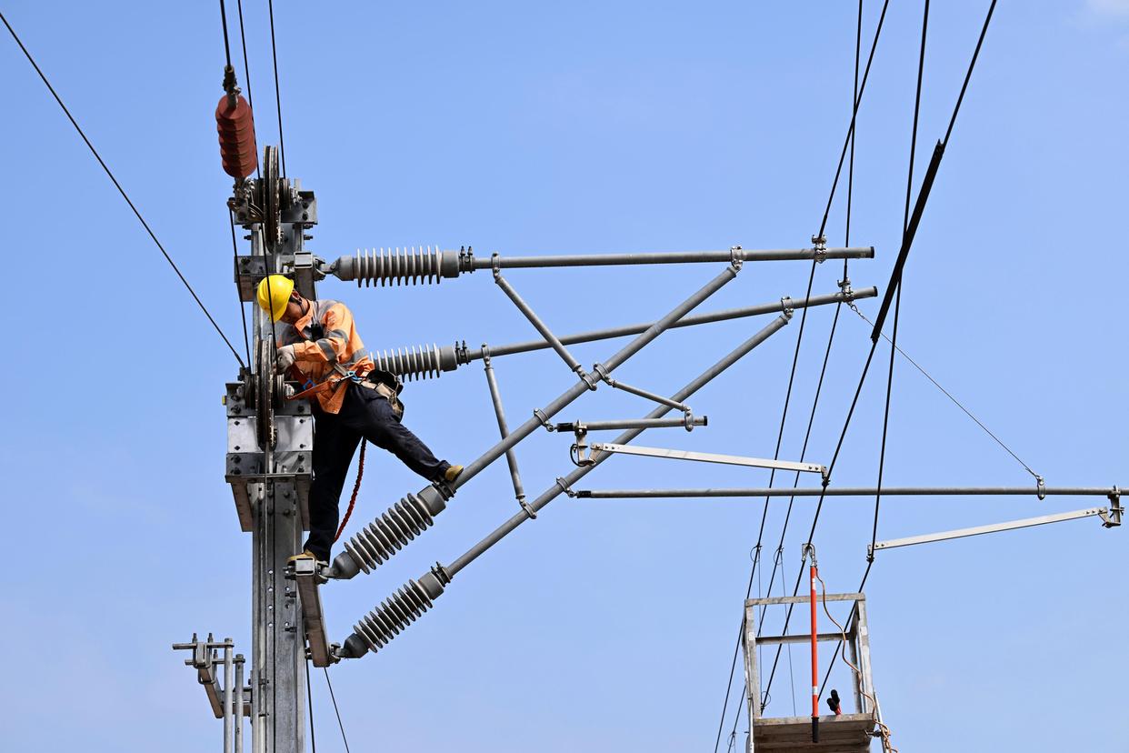 10月4日,在位于安徽黄山的杭昌高速铁路黄山北存车场,接触网工在检修