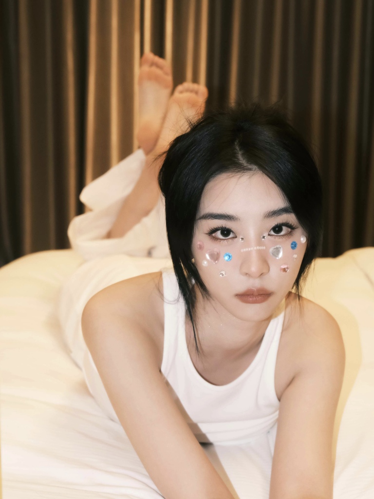 赵小棠胶片家居风写真释出脸涂彩绘甜美可人