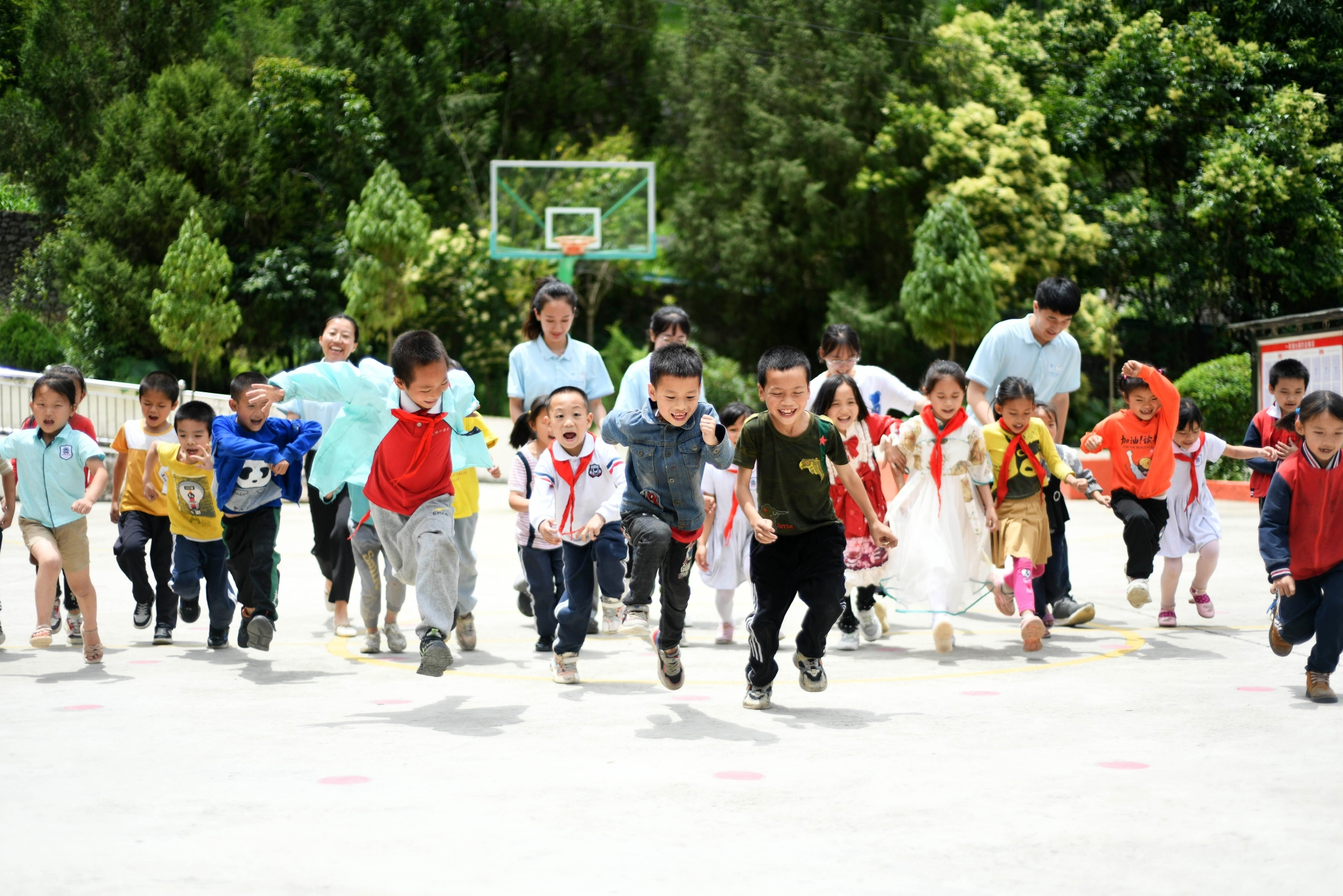  △2022年6月23日，支教老师在贵州省安龙县王院村小堡营小学同学生玩游戏。