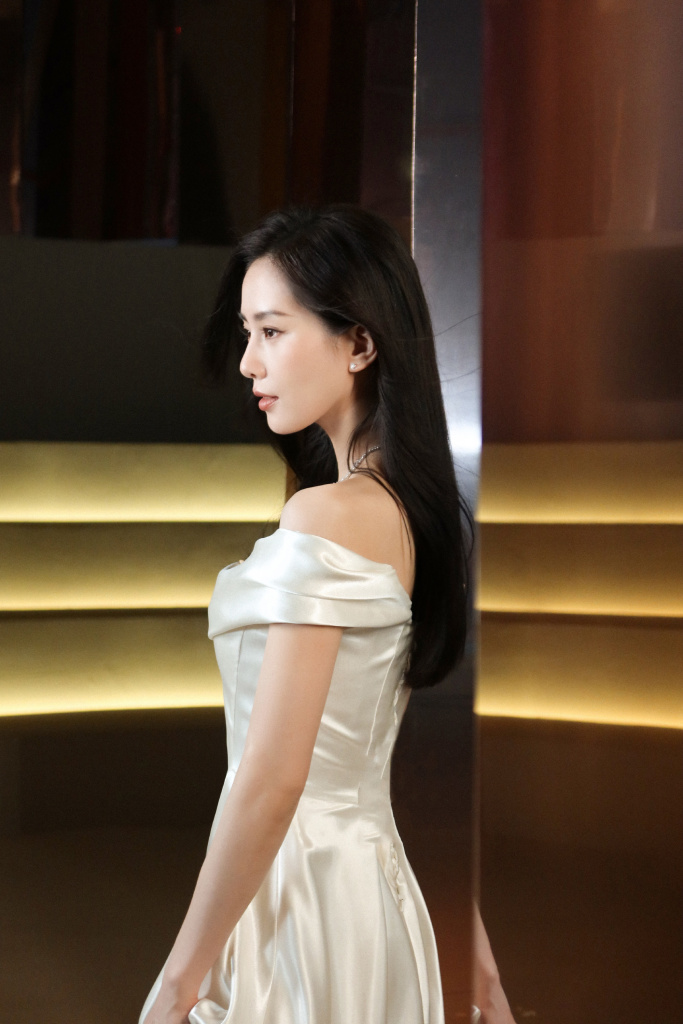 刘诗诗珍珠白一字肩礼服裙写真秀精致锁骨气质高雅迷人