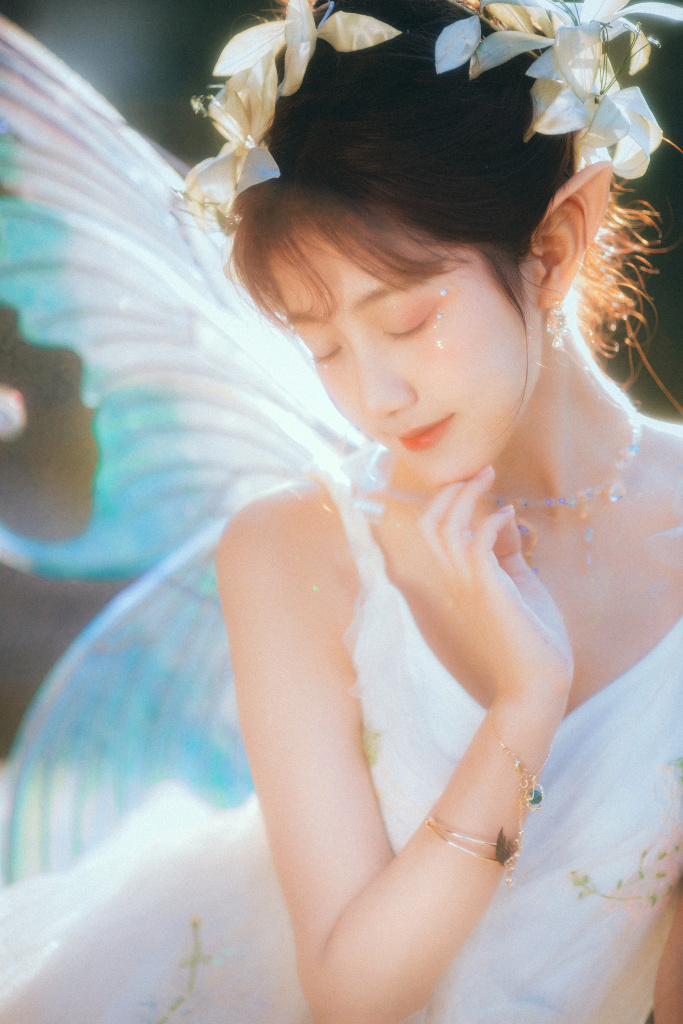 李艺彤小精灵梦幻写真释出戴精灵耳透明翅膀好看到爆