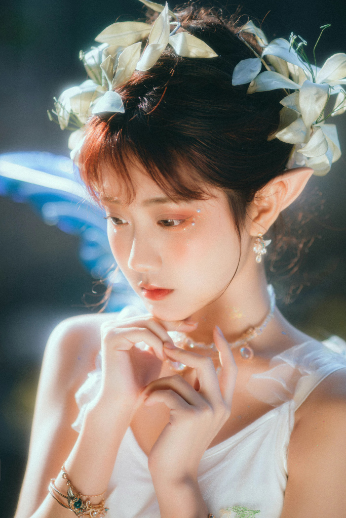 李艺彤小精灵梦幻写真释出戴精灵耳透明翅膀好看到爆