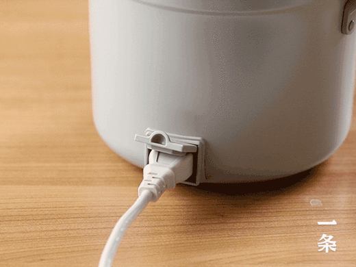 小锅让我很满意的一点，是采用了分离式的电源线，毕竟机器上永远挂着一根线还是挺碍事的。