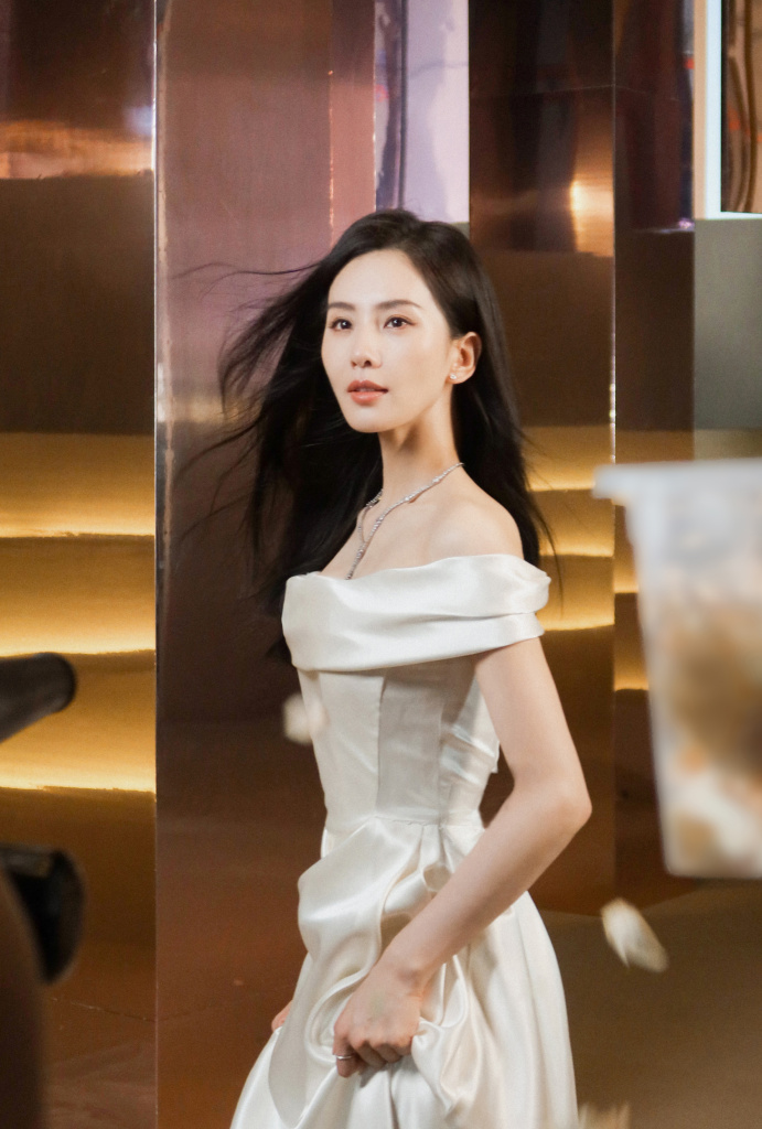 刘诗诗珍珠白一字肩礼服裙写真 秀精致锁骨气质高雅迷人_高清图集