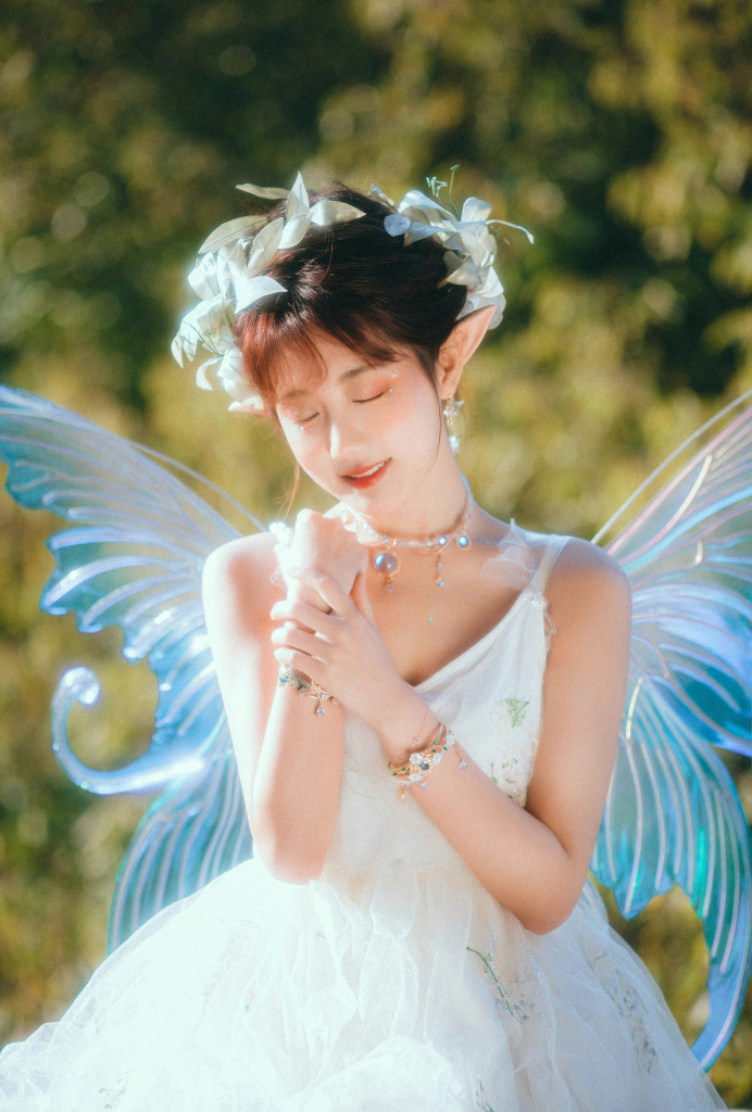 李艺彤小精灵梦幻写真释出戴精灵耳透明翅膀好看到爆
