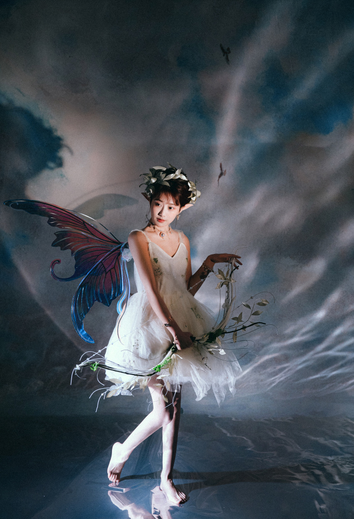 李艺彤小精灵梦幻写真释出戴精灵耳透明翅膀好看到爆