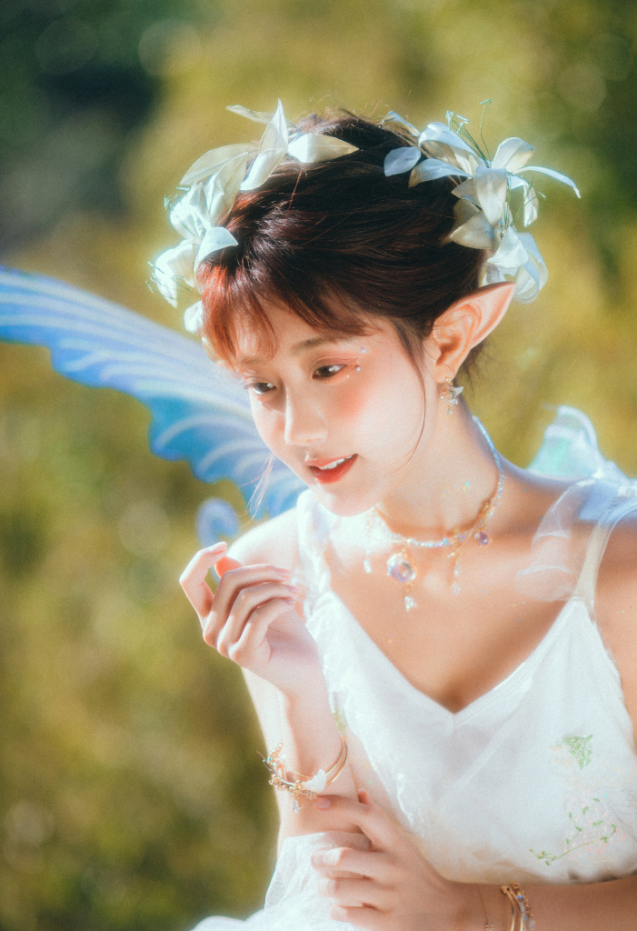 李艺彤小精灵梦幻写真释出戴精灵耳透明翅膀好看到爆