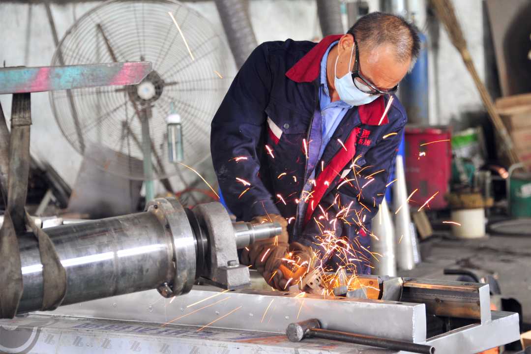 工人正在加工三粉机械.武亚东摄