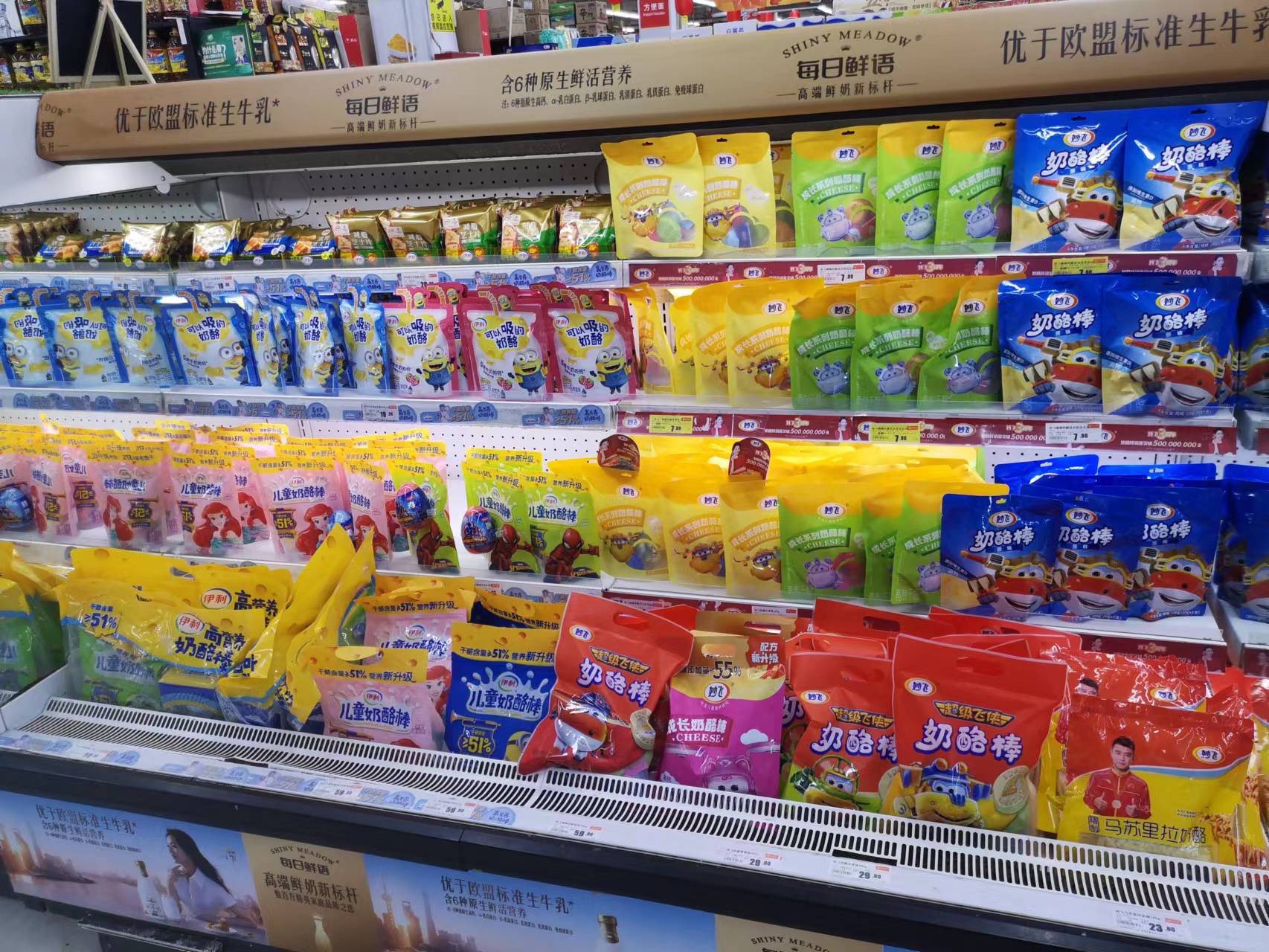 目前超市货架上奶酪棒产品鲜见打折.孟刚/摄