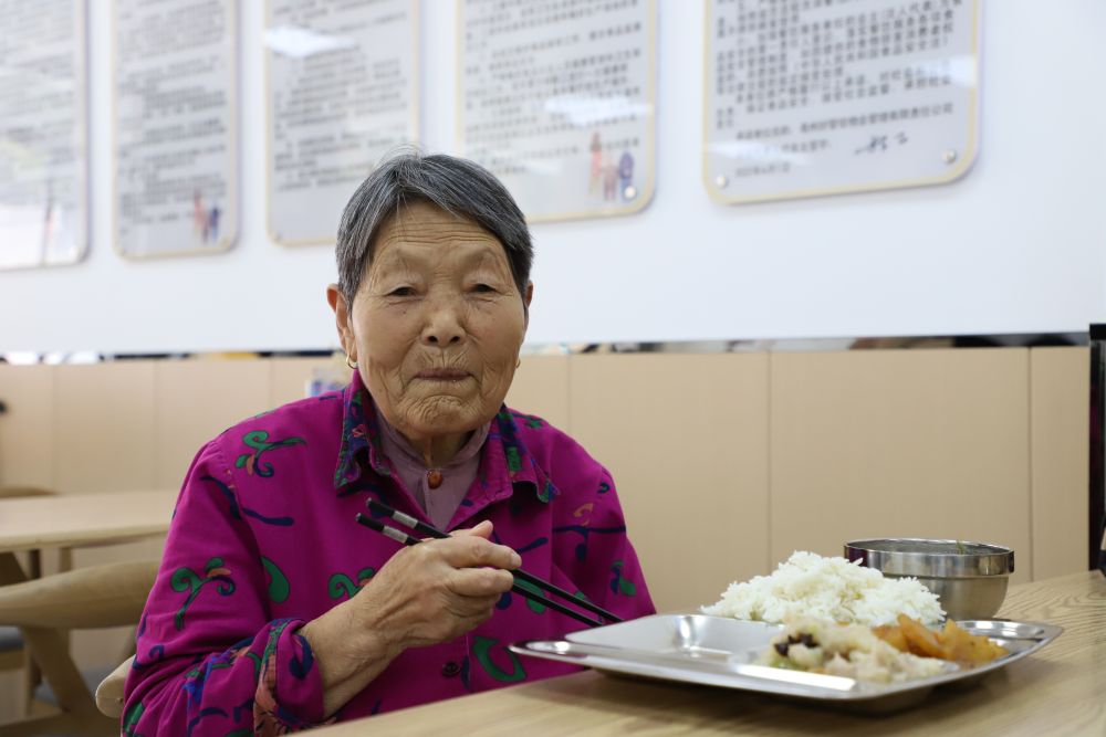 一位老人正在亳州市谯城区薛阁街道幸福社区老年食堂就餐.