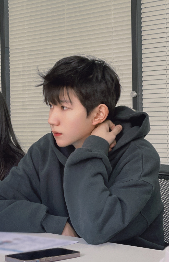 王源筹备新专辑花絮写真释出刘海造型增添元气少年感