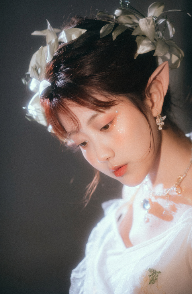 李艺彤小精灵梦幻写真释出戴精灵耳透明翅膀好看到爆