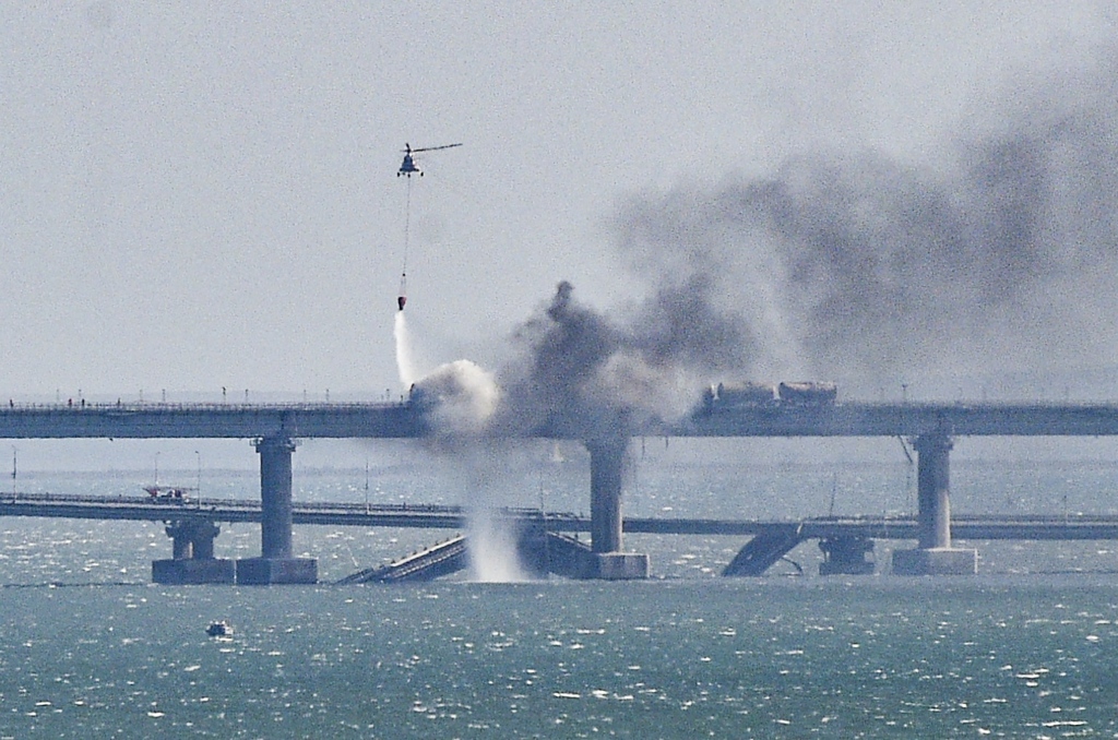 俄潜水员检查大桥受损情况 克里米亚官员:无致命影响