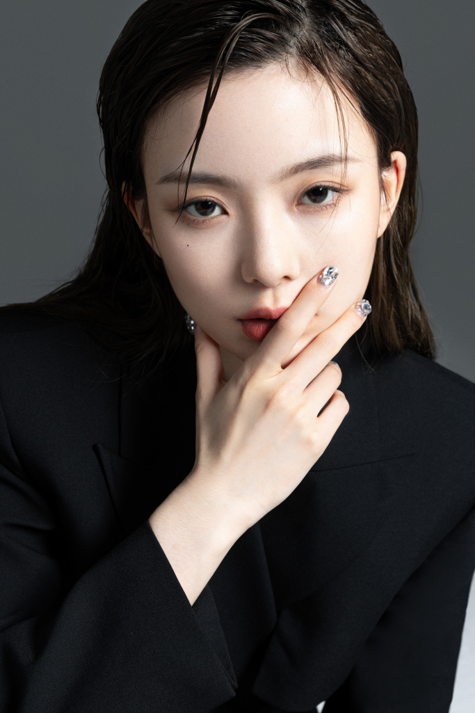 陈卓璇湿发搭配黑色廓形西装造型写真 又美又飒气场拉满