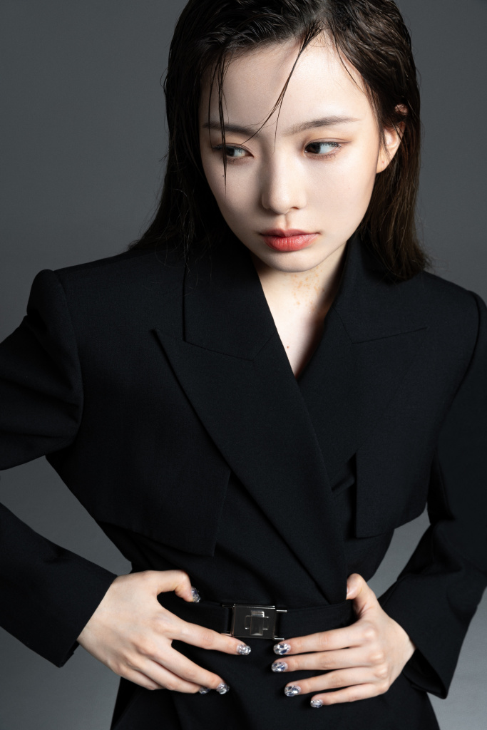 陈卓璇湿发搭配黑色廓形西装造型写真 又美又飒气场拉满