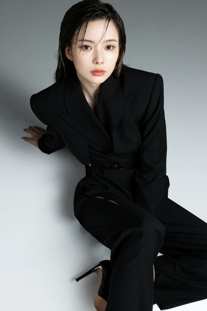 陈卓璇湿发搭配黑色廓形西装造型写真 又美又飒气场拉满