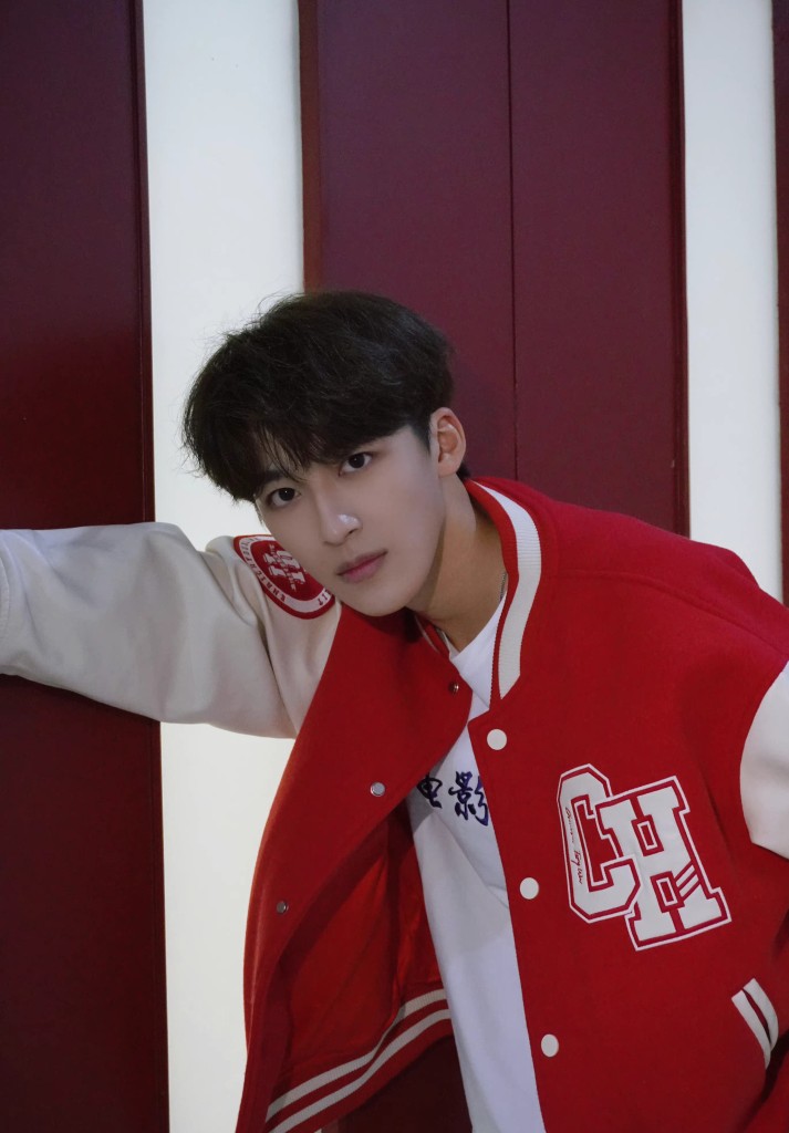 何洛洛红色棒球服穿搭写真 阳光运动少年帅气满分_高清图集_新浪网