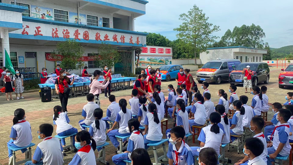 ▲汇众天使广东惠州林伟英团队鼓励孩子们努力学习