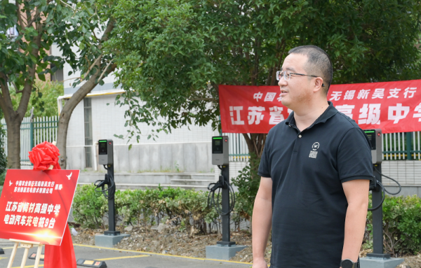 　　梅村中学校长章建峰致辞