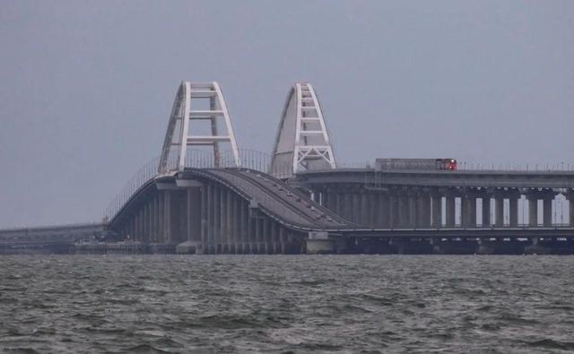 当地时间2022年10月9日，克里米亚地区，车辆在刻赤大桥上行驶。图/IC photo