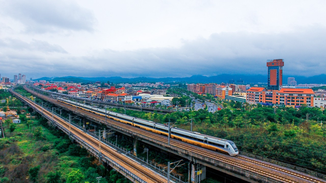 段线路终确定,"竖"线中的延榆鄂高铁环境影响评价信息也于今年8月公布