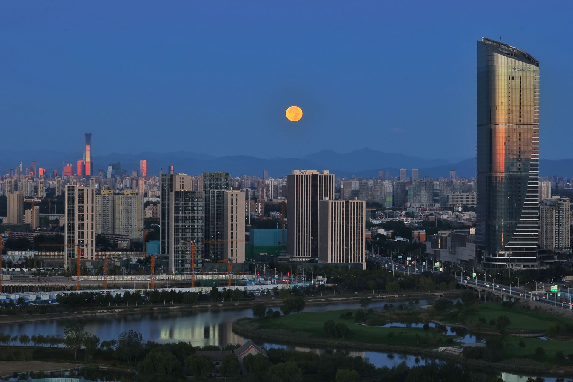 今日清晨,北京初升的朝阳照亮大地|北京市_新浪财经_新浪网