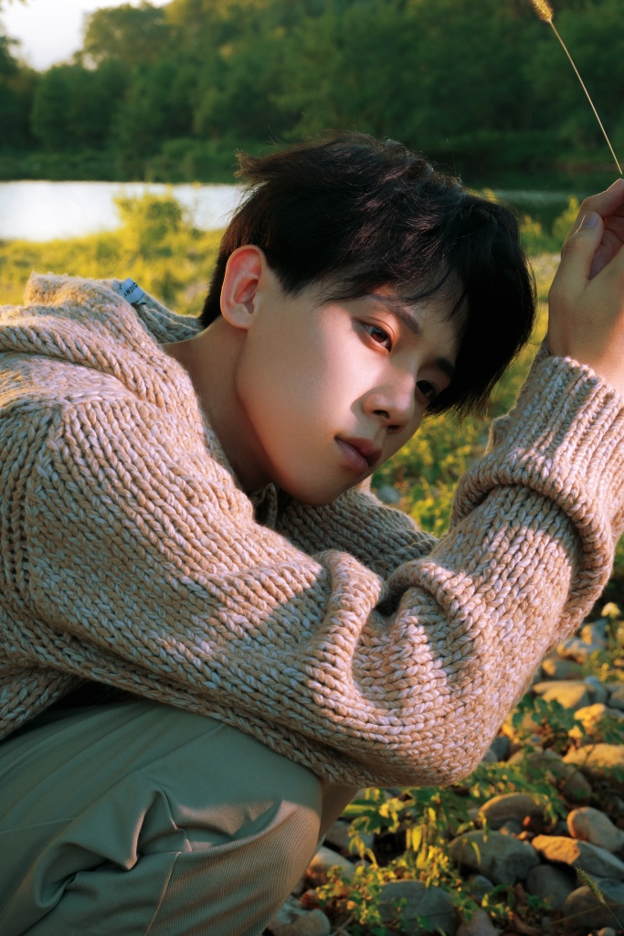 周奇发布22岁生日写真帅气少年穿梭林间