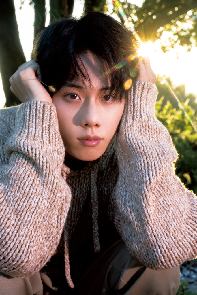 周奇发布22岁生日写真 帅气少年穿梭林间_高清图集_新浪网