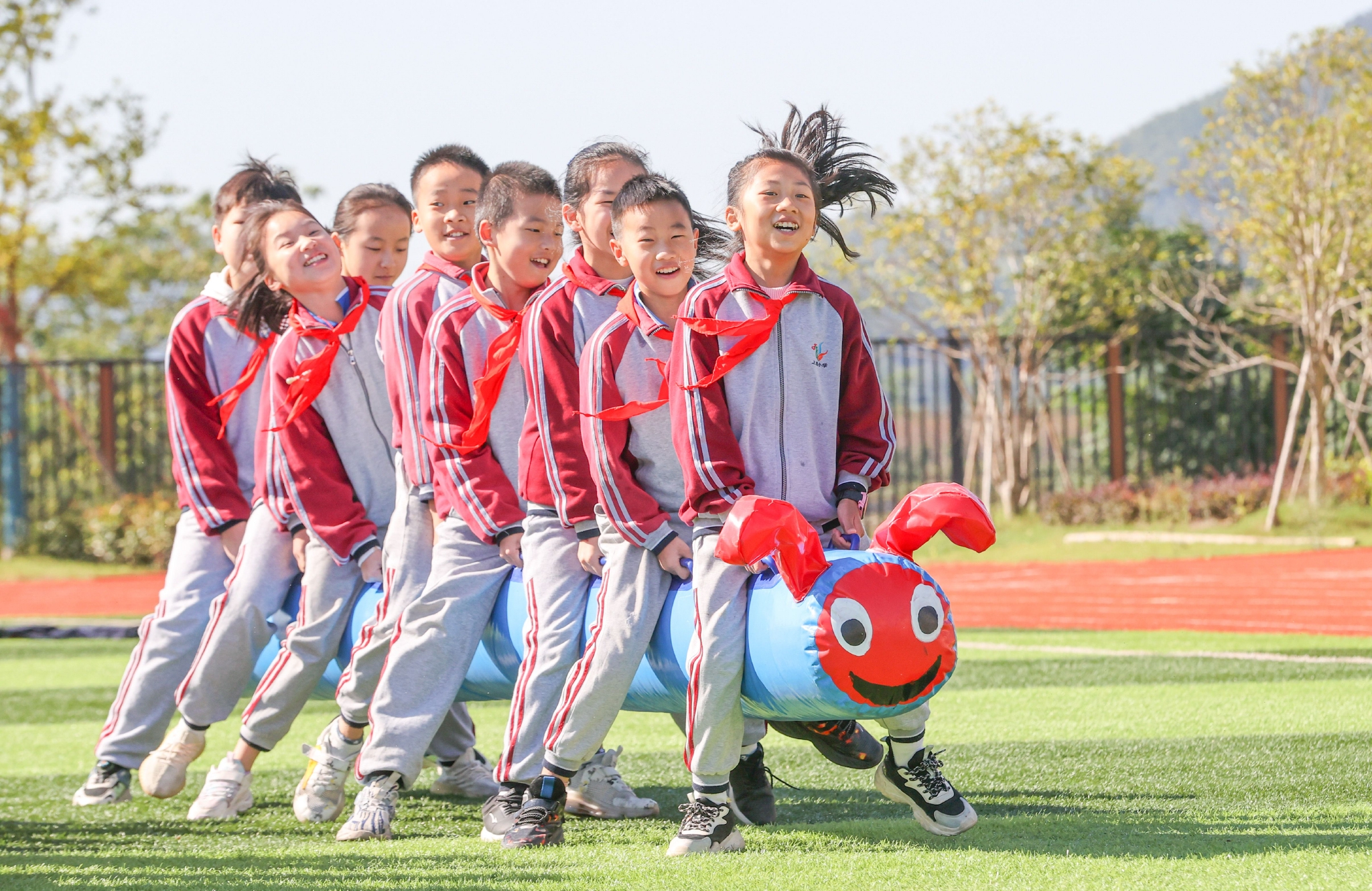 学生在进行"毛毛虫"趣味运动游戏.通讯员 王树成 摄