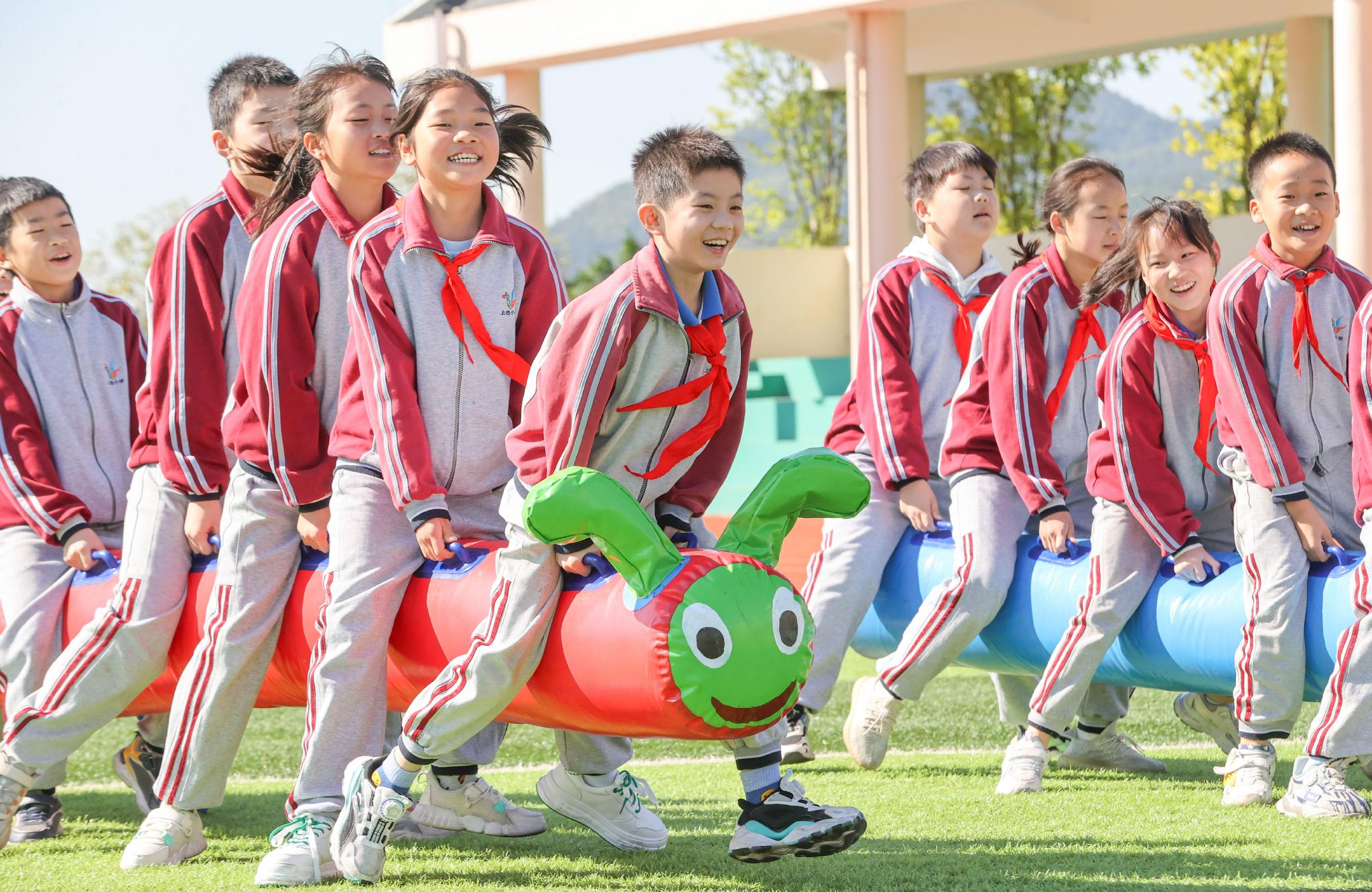 学生在进行"毛毛虫"趣味运动游戏.通讯员 王树成 摄