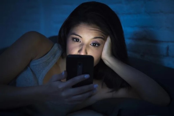 “手机”每天晚睡真的是手机太好玩了吗?专家告诉你真正的答案