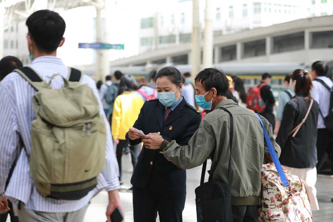 郑州客运段乘务员正在为旅客进行乘车指引.祁映辰摄