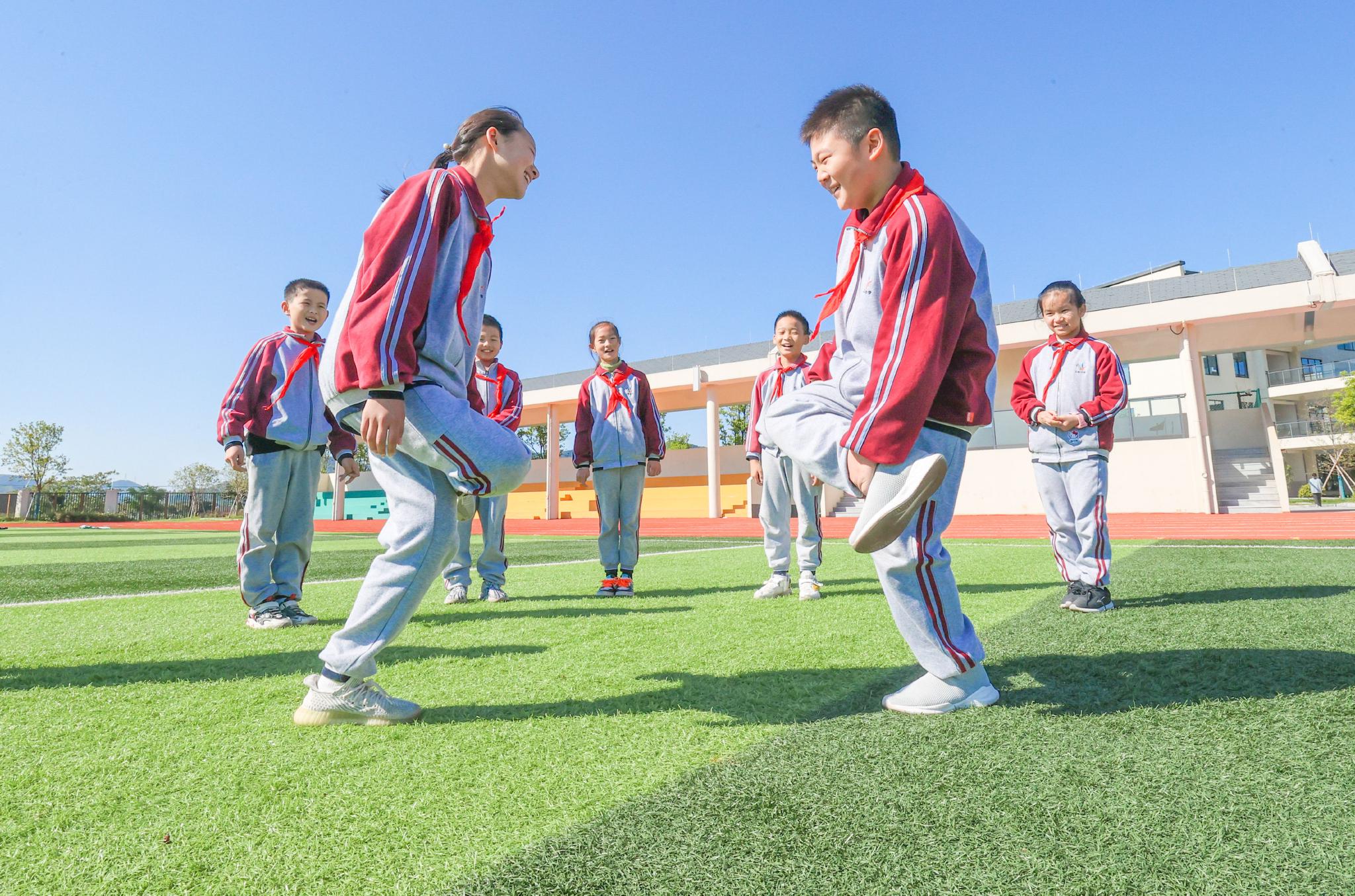 学生在玩"斗鸡"游戏.通讯员 王树成 摄