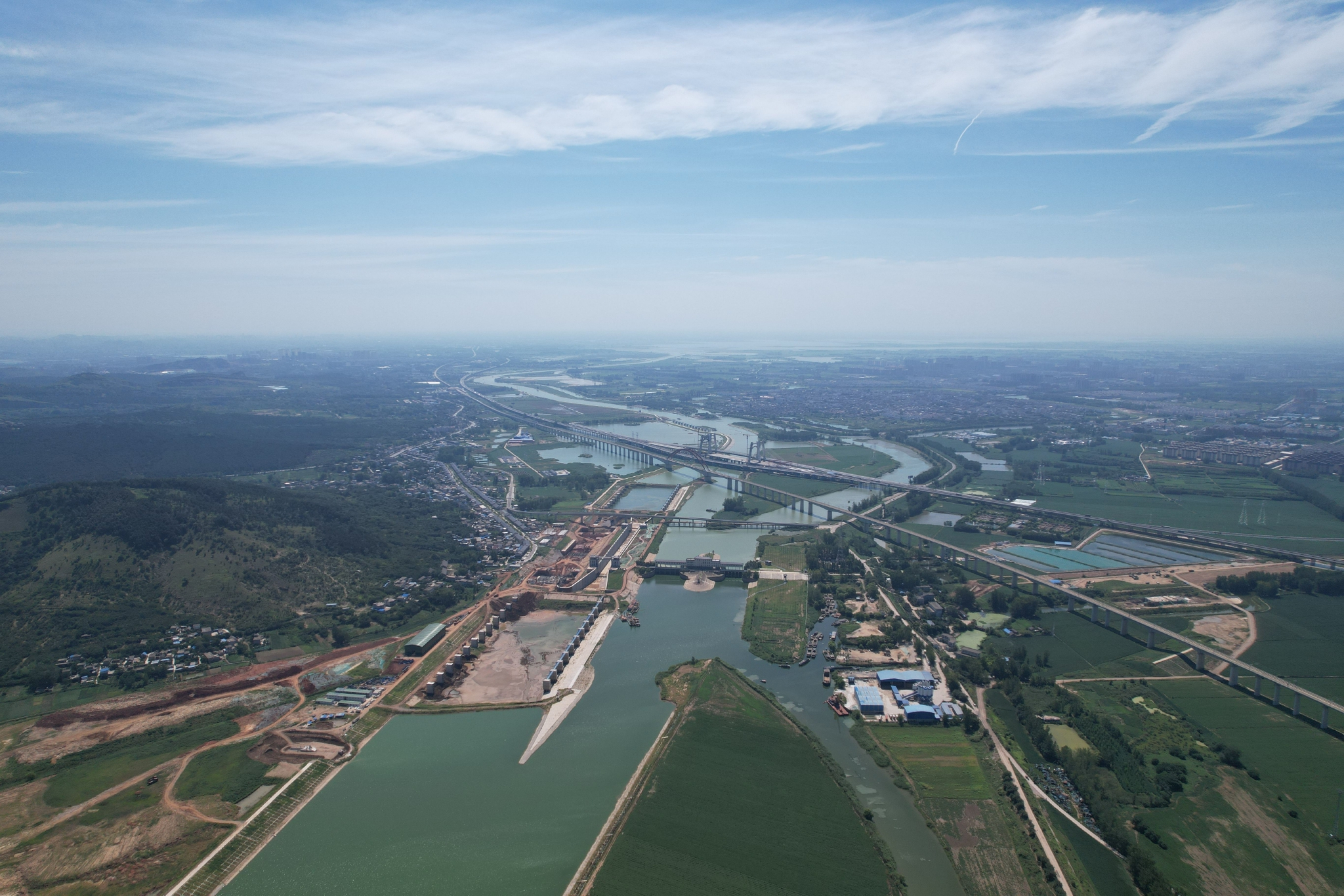 央视网消息:它是长江淮河的世纪"牵手",是江淮大地上的"南水北调".