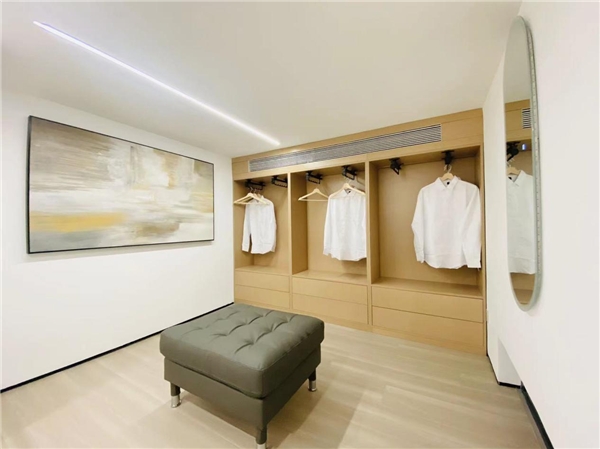 　　建面约87㎡衣帽间