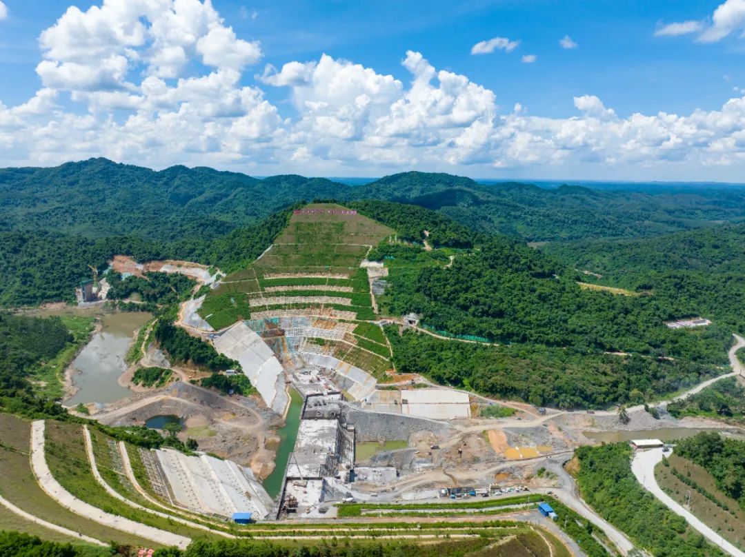 图为迈湾水利枢纽工程正在加紧建设.