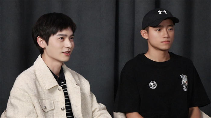 　　电影《青春几回合》主演周政杰(右一)、骆明劼(左一)