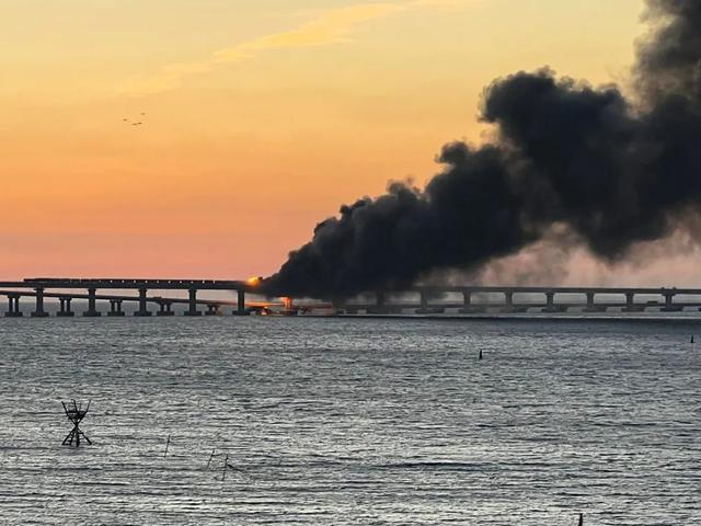 当地时间8日，一辆卡车在克里米亚大桥爆炸，导致铁路罐车起火 图源：澎湃影像