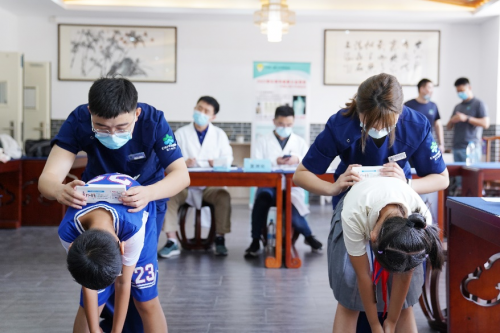 　　正中脊团队正在进行侧弯筛查