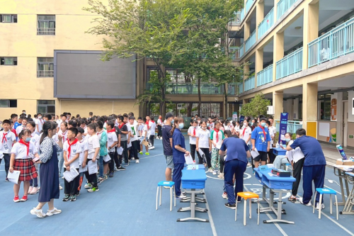　　学生有序进行脊柱侧弯筛查
